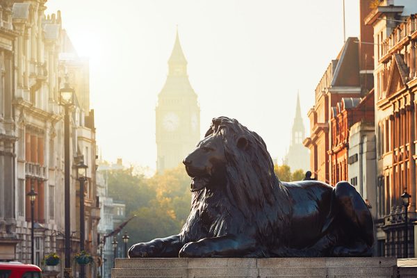 london-street-at-the-sunrise-P7MK62T