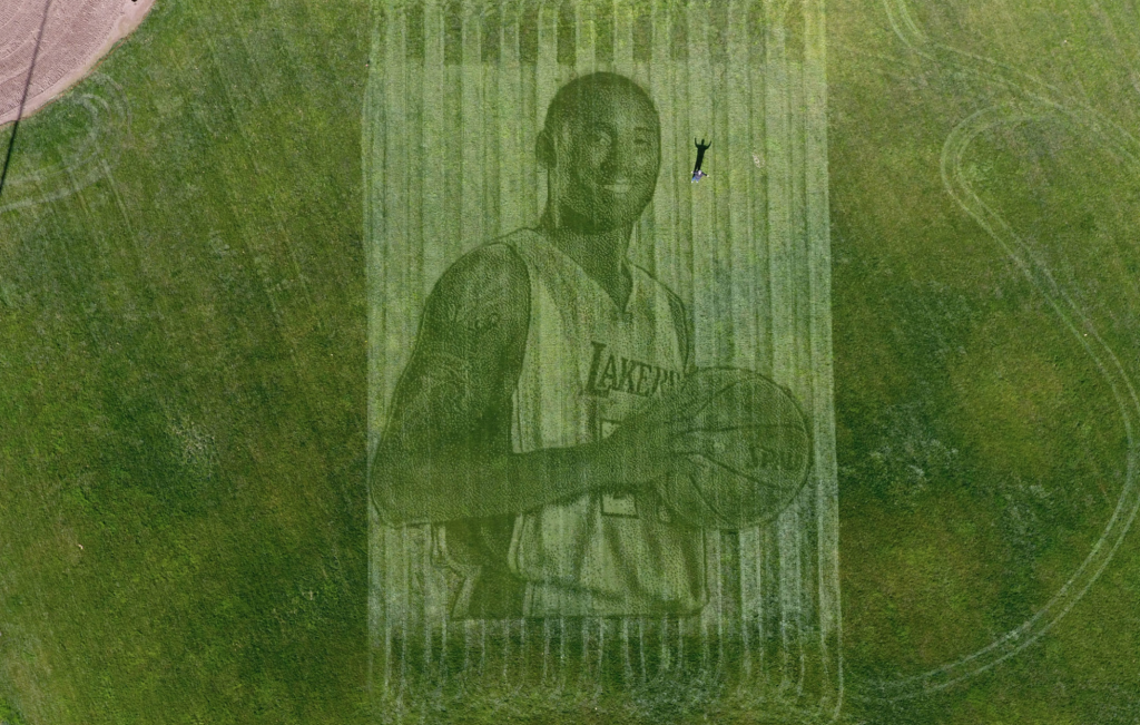 kobe bryant grass tribute